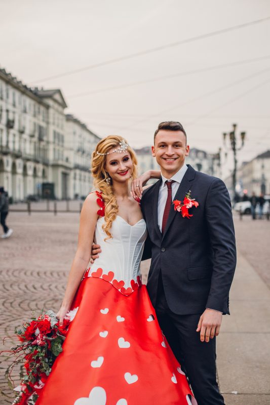 In questa foto due sposi a San Valentino in piazza a Torino