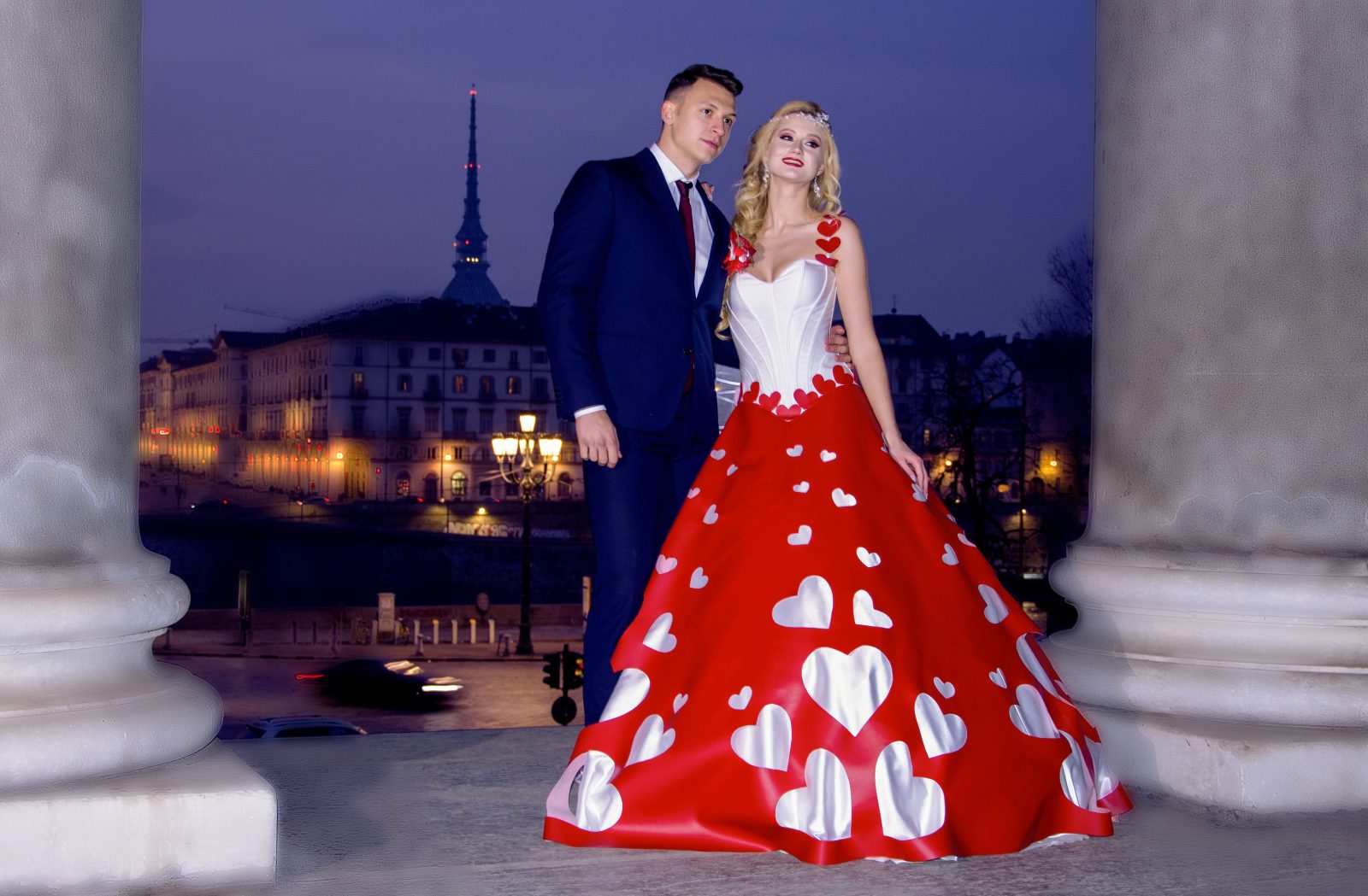In questa foto due sposi a Torino con l'abito da sposa a tema San Valentino