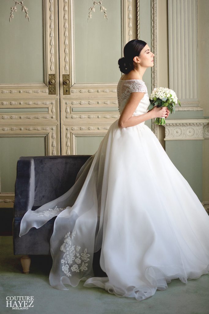 In questa foto una modella indossa un abito da sposa di atelier Couture Hayez, collezione Alta Società