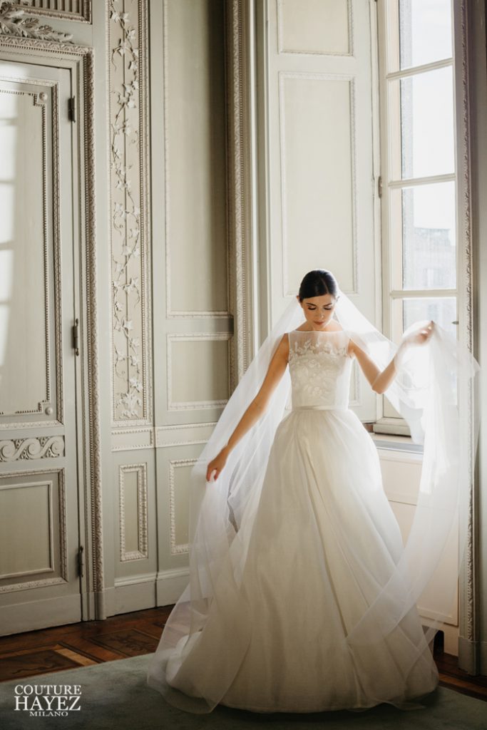 In questa foto una modella indossa un abito da sposa di atelier Couture Hayez, collezione Alta Società