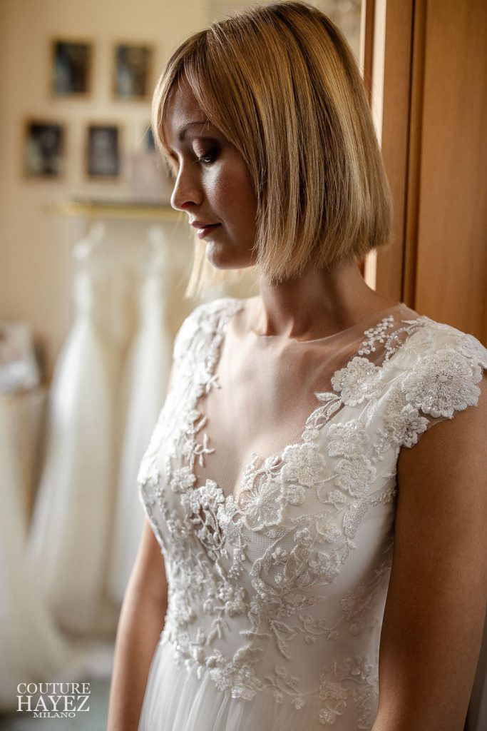 In questa foto una modella indossa un abito da sposa di atelier Couture Hayez, collezione Autentica