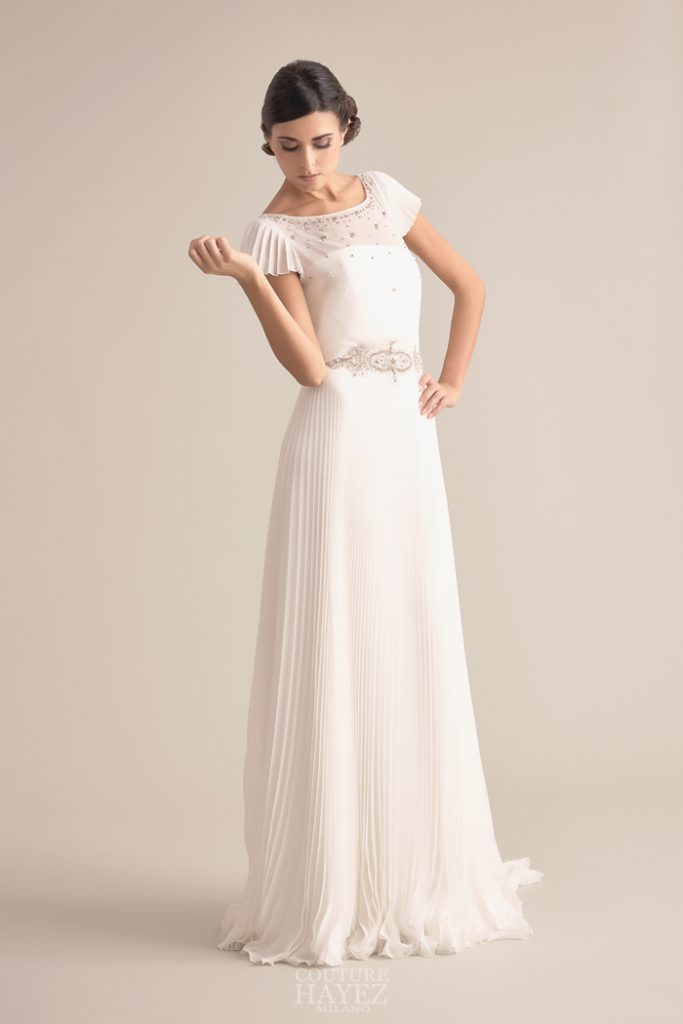 In questa foto una modella indossa un abito da sposa dell'atelier Couture Hayez, collezione Eleganza