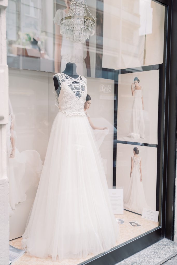 In questa foto un manichino con un abito da sposa esposto in una delle vetrine dell'atelier Couture Hayez, a Milano