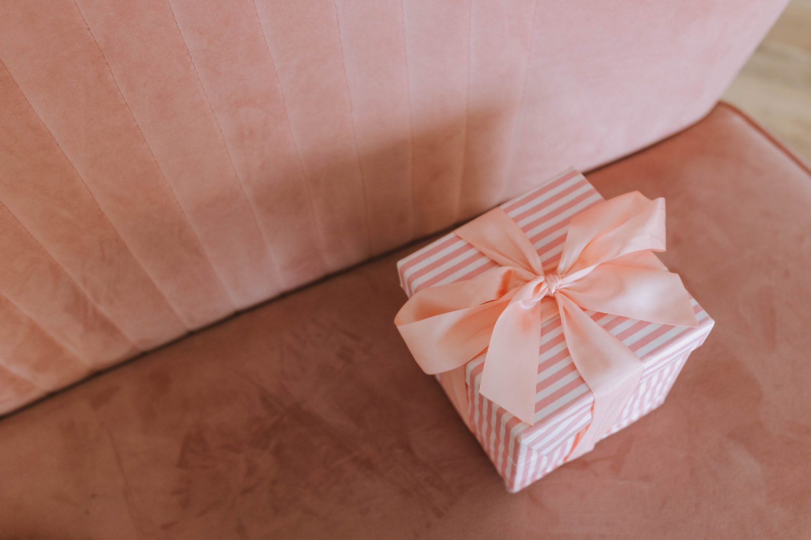 in questa foto un pacchetto con fiocco rosa perfetto per custodire i confetti delle bomboniere matrimonio