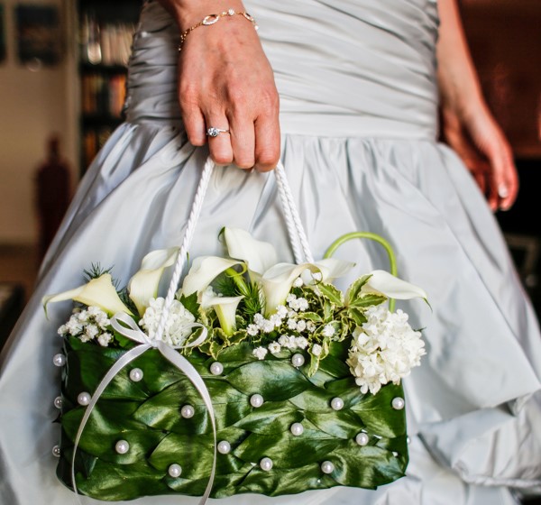 In questa foto un bouquet sposa 2021 a forma di borsetta