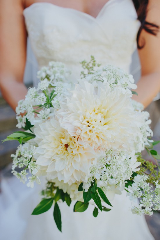 In questa foto un bouquet sposa 2021 autunnale con le dalie