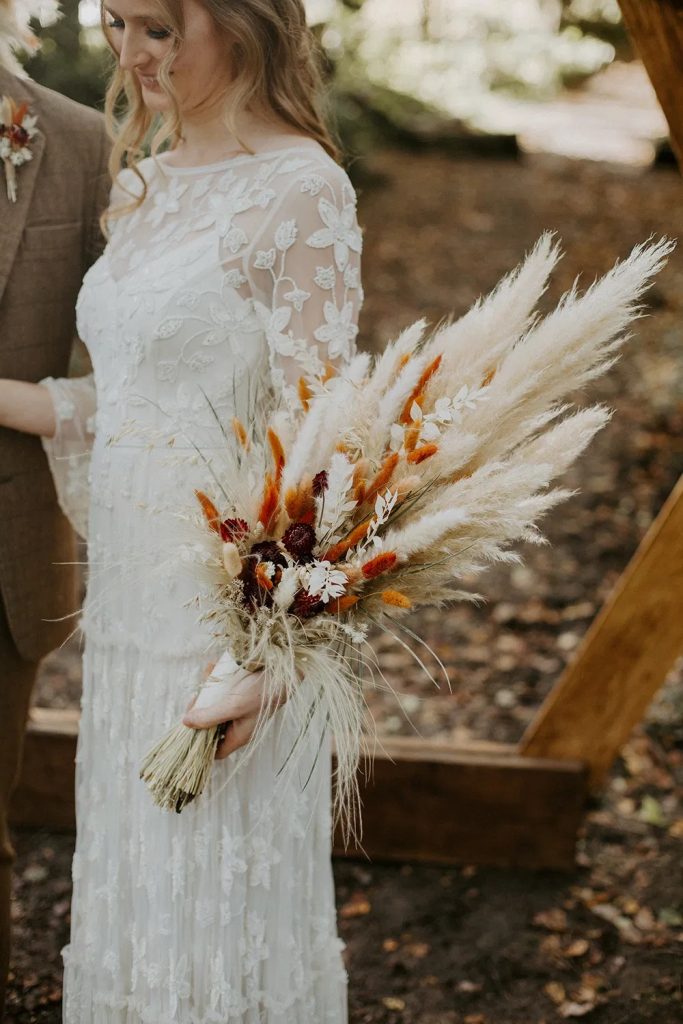 In questa foto un bouquet sposa 2021 con le pampas per matrimoni romantici e unconventional 