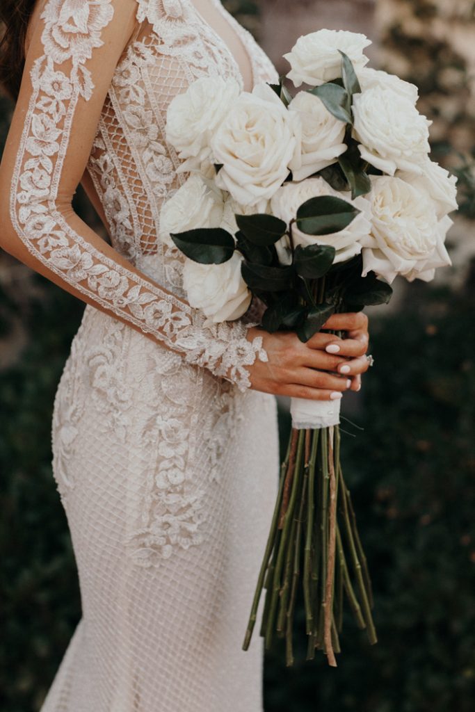 In questa foto un bouquet sposa 2021 primaverile con rose bianche.