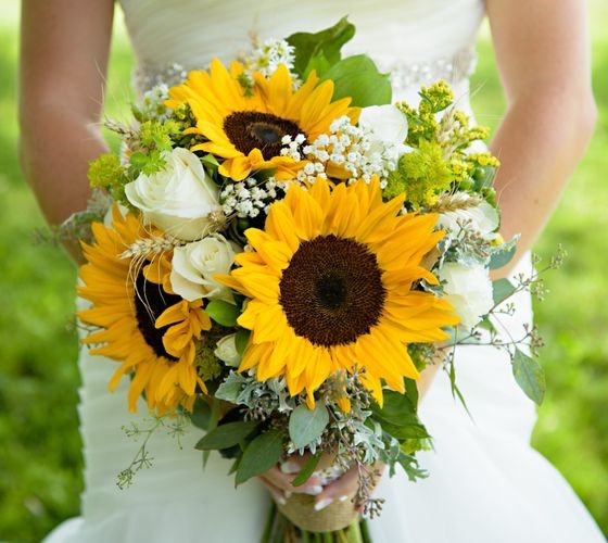 In questa foto un bouquet sposa 2021 estivo con i girasoli