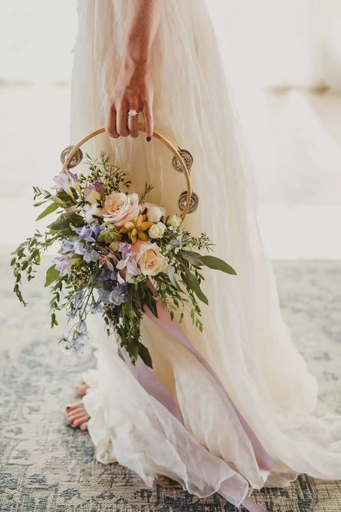 In questa foto un hoop bouquet sposa 2021, per portare allegria all'altare.