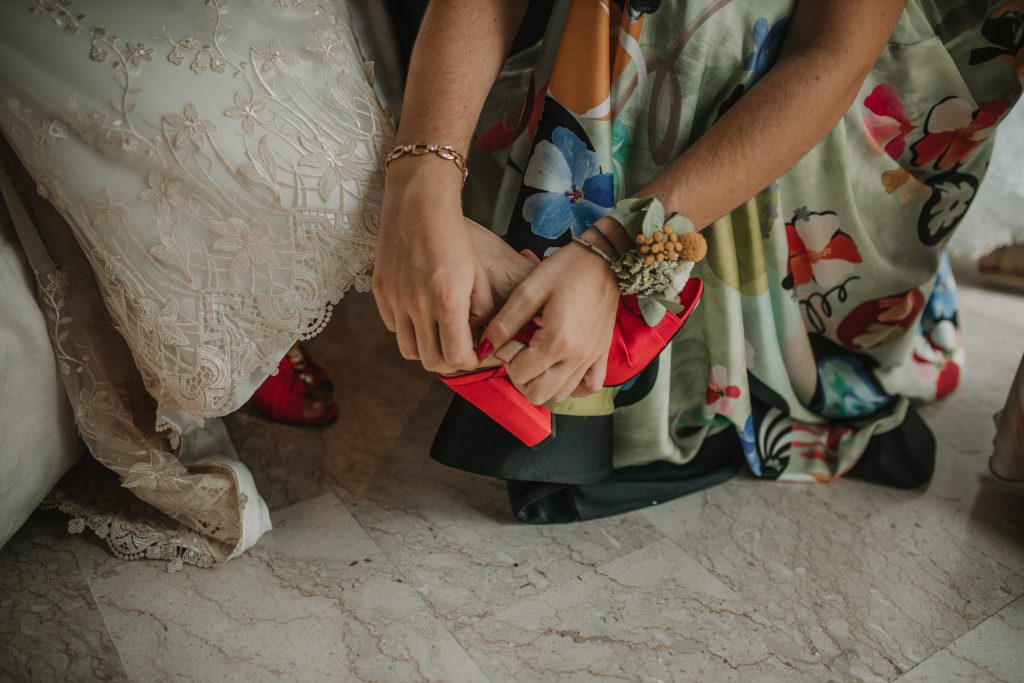 In questa foto scarpe da sposa rosse con tacco basso