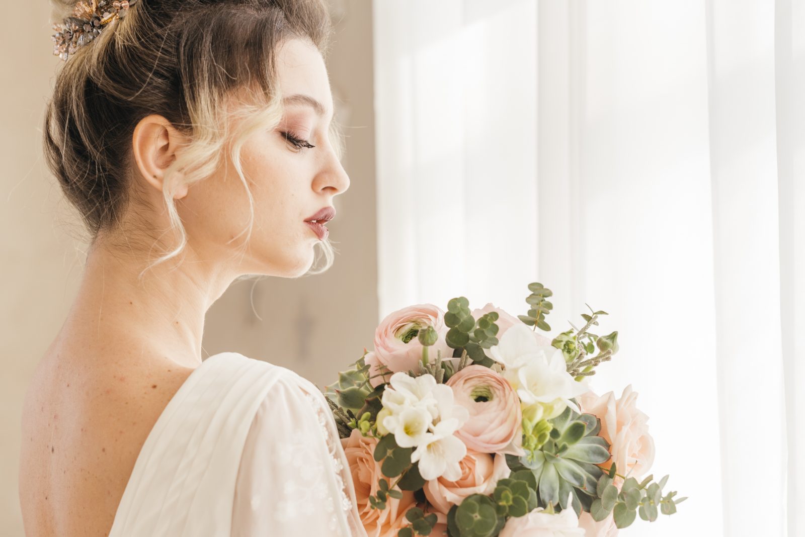 In questa foto una sposa in posa con il bouquet per il suo shooting di matrimonio