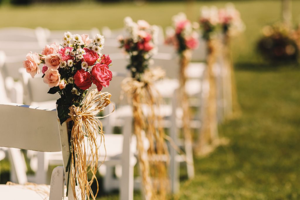 In questa foto l'allestimento floreale di un matrimonio civile in giardino in stile campestre