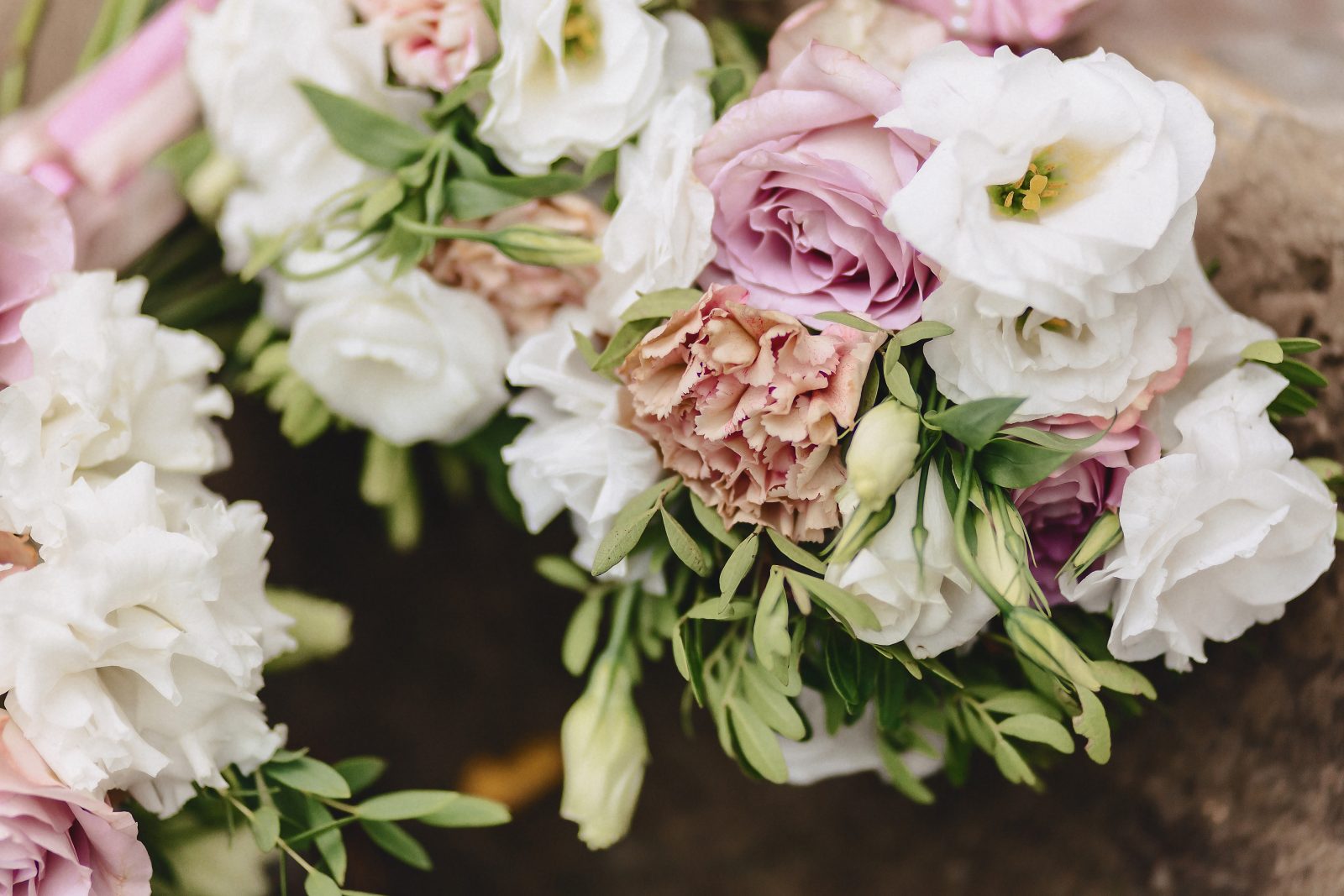 In questa foto decorazioni di nozze in rosa e bianco