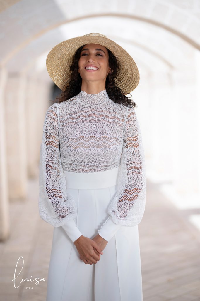 In questa foto una modella indossa un cappello di paglia a falda maxi invece del tradizionale velo da sposa 