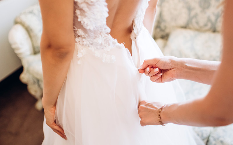 In questa foto un abito da sposa con la schiena nuda visto di spalle