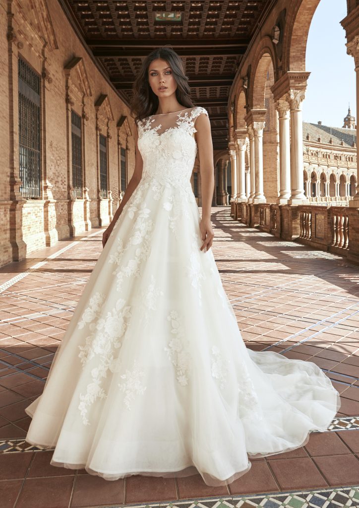 In questa foto una modella indossa l'abito da sposa Baras, della nuova collezione Marchesa for Pronovias