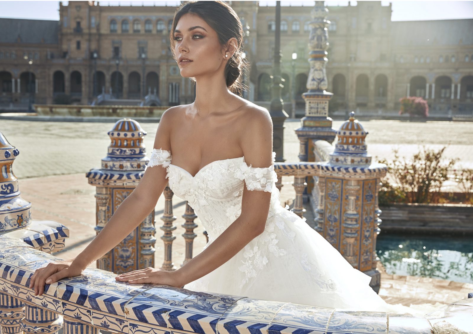 In questa foto una modella indossa un abito da sposa della nuova linea Marchesa for Pronovias