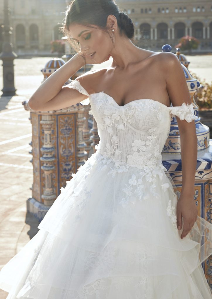 In questa foto una modella indossa l'abito da sposa Carrasco, della nuova collezione Marchesa for Pronovias