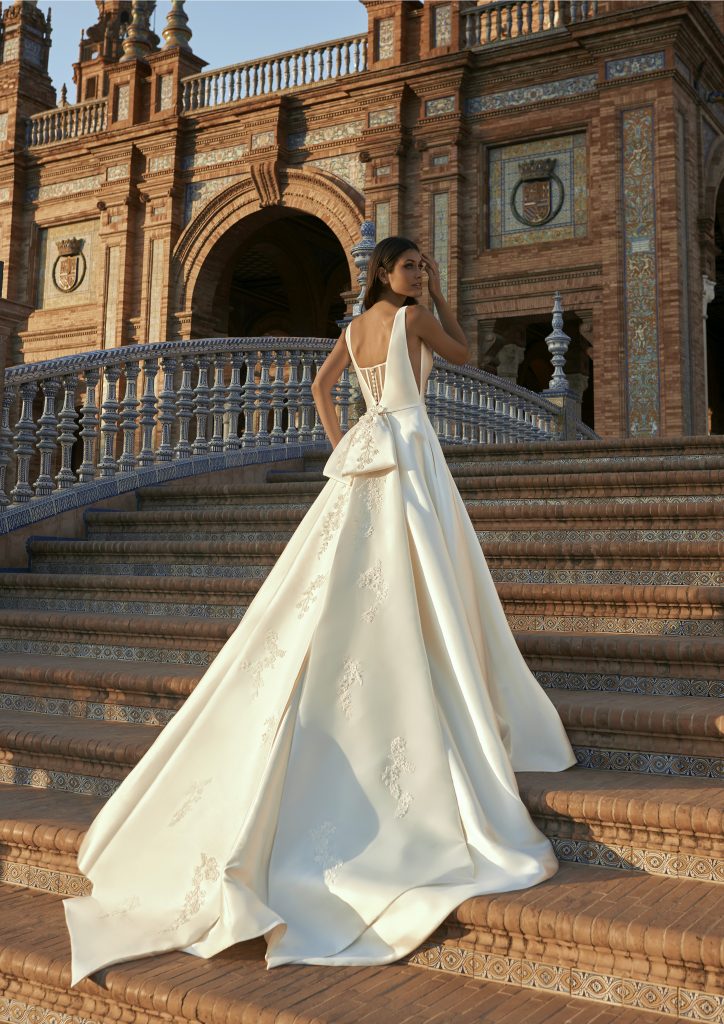 In questa foto una modella indossa l'abito da sposa Fernarda, della nuova collezione Marchesa for Pronovias