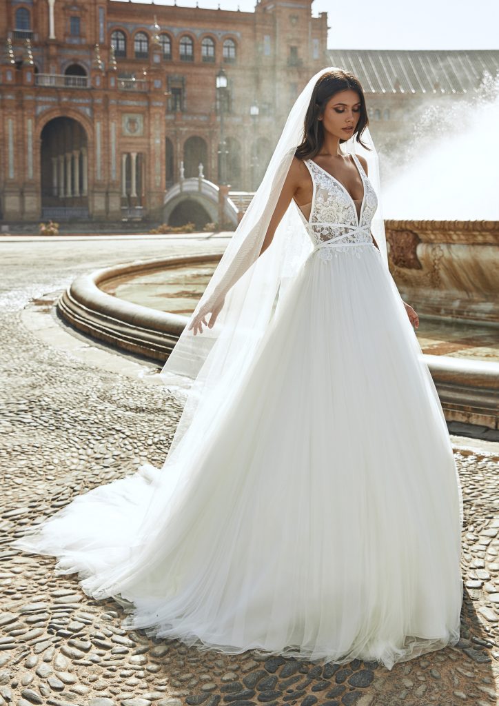 In questa foto una modella indossa l'abito da sposa Marisol, della nuova collezione Marchesa for Pronovias