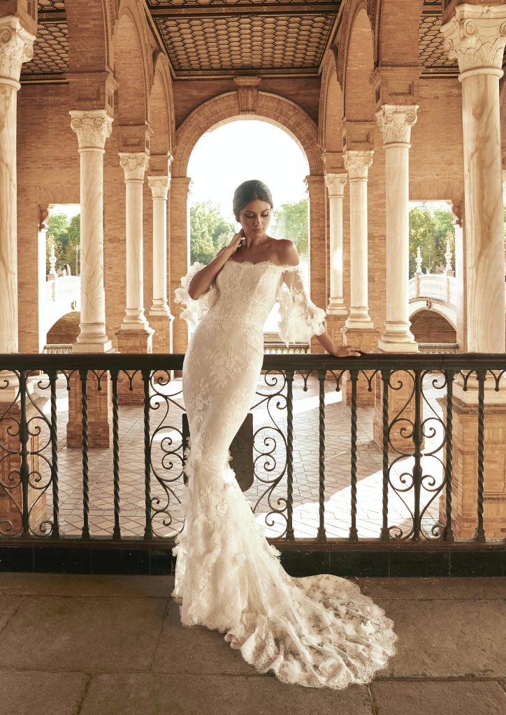 In questa foto una modella indossa l'abito da sposa Paulanda, della nuova collezione Marchesa for Pronovias