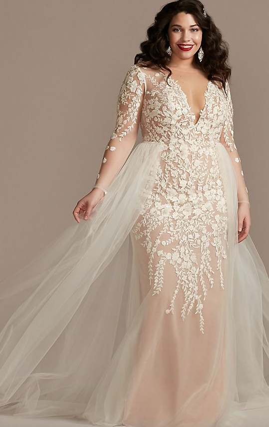 In questa foto una modella indossa un abito da sposa curvy di Davids Bridal