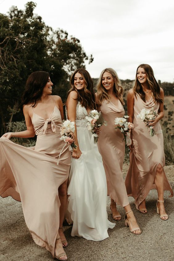 In questa foto una sposa con le sue tre damigelle vestite di rosa antico