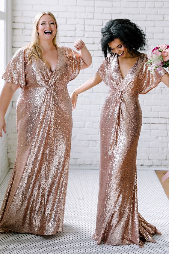 In questa foto due modelle indossano abiti di paillettes in rose gold perfetti per le damigelle del matrimonio