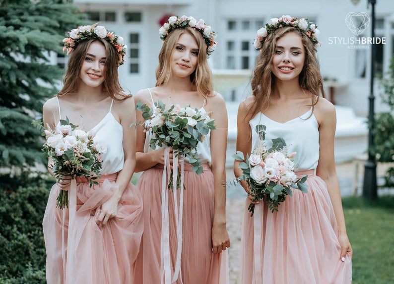 In questa foto tre modelle indossano vestiti per damigella composti da canottiera bianca e gonna in tulle rosa