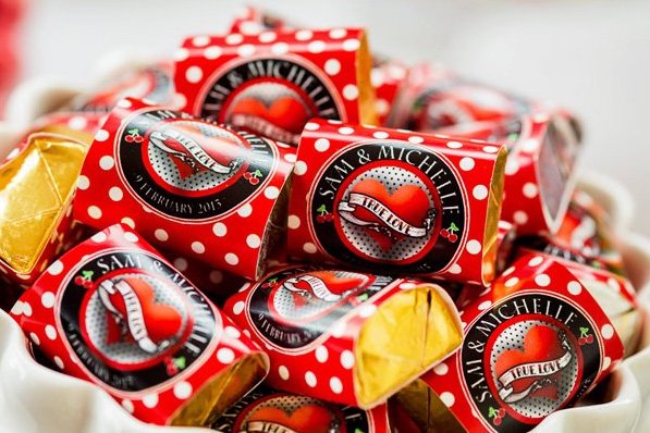 In questa foto cioccolatini con in incarto rosso a pois bianchi ideali per un matrimonio a tema anni 50