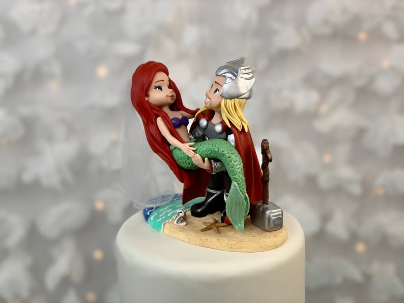 In questa foto la statuina di Thor tiene in braccio la Sirenetta: un cake topper decisamente originale