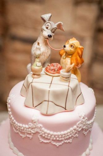 In questa foto un cake topper con Lilly e il Vagabondo per una torta nuziale a tema Disney 