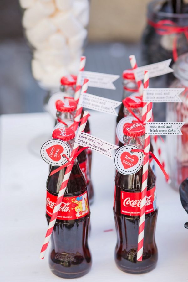 In questa foto bottigliette Coca Cola in vetro con cannuccia usate come segnaposto per un matrimonio a tema anni 50