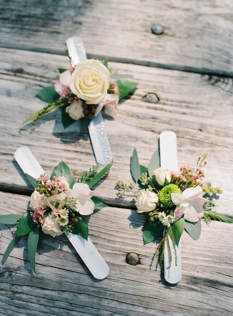 In questa foto tre corsage floreali realizzati con lo slap bracelet