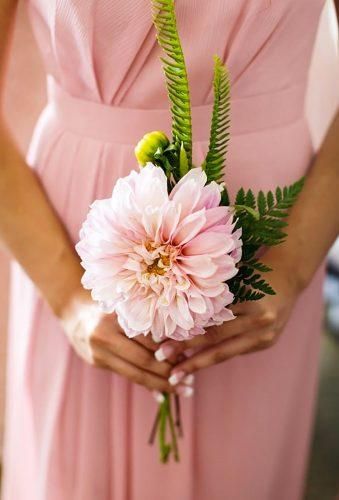 In questa foto una damigella di matrimonio tiene tra le mani un bouquet monofiore