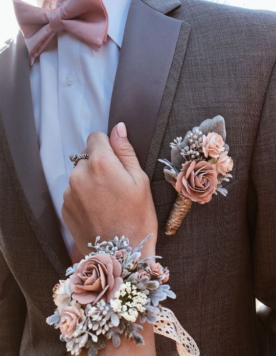 In questa foto un corsage per damigella e la boutonniere per il testimone uguali