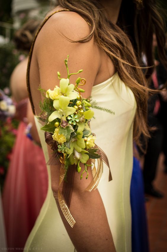 In questa foto una damigella porta il suo corsage floreale sul braccio, invece che al polso 