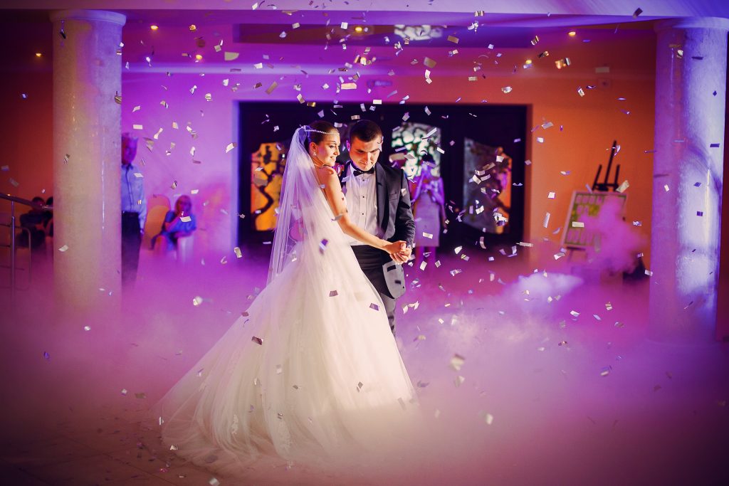 In questa foto una coppia che balla sotto una pioggia di coriandoli, l'effetto scelto per l'animazione del loro matrimonio