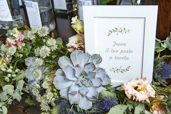 In questa foto un tableau mariage con piante, fiori e succulente ideale per un matrimonio a tema green