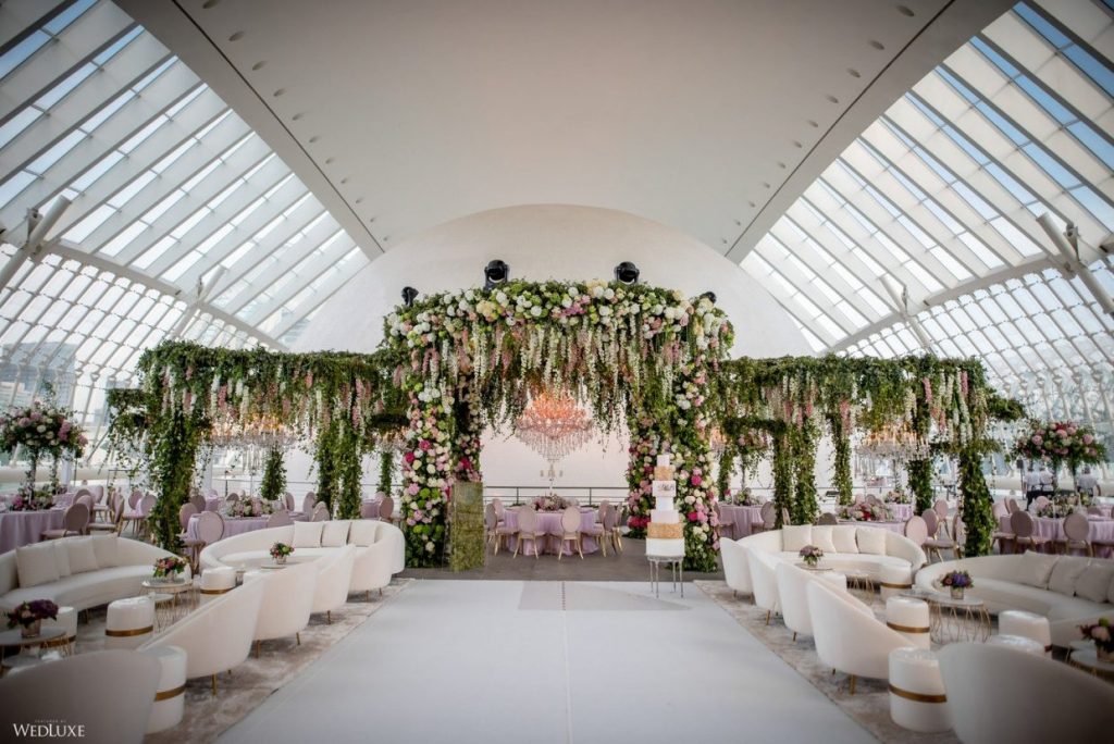 In questa foto un allestimento un arco di fiori allestito in una location urbana per la celebrazione di un matrimonio