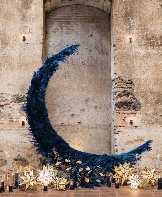 In questa foto una luna gigante di piume blu perfetta come decorazione per un matrimonio a tema blu