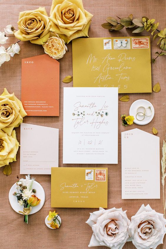 In questa foto una wedding stationery, cioè il coordinato degli elementi cartacei del matrimonio, nei colori del giallo ocra e del mattone, ideale per nozze autunnali 