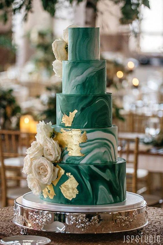 In questa foto una marble cake, cioè una torta nuziale con effetto marmoreo, perfetta per un matrimonio a tema colore verde