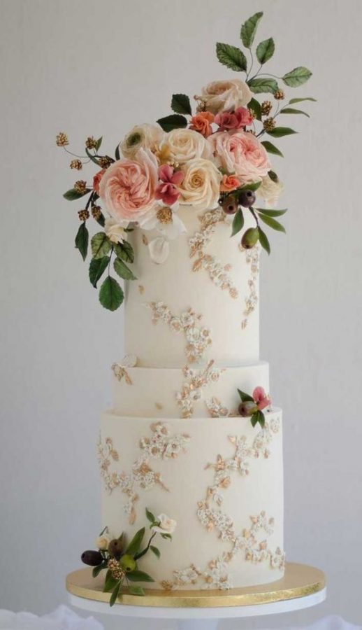 In questa foto una torta per matrimonio all'americana a 3 piani decorata con fiori freschi