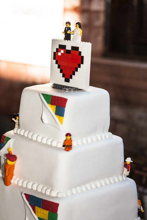 In questa foto una torta a tema lego con due minifigures come sposi