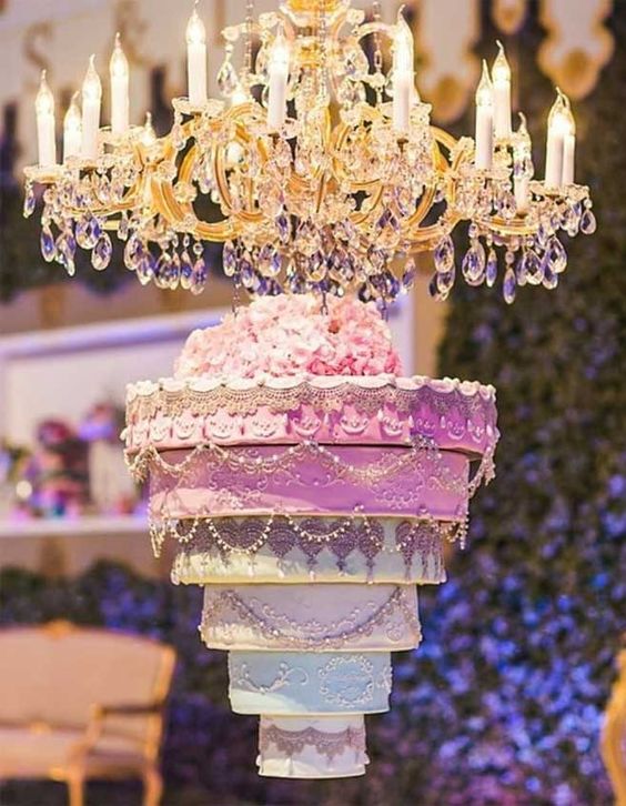 In questa foto una torta di matrimonio appesa, che scende dal tetto come un lampadario