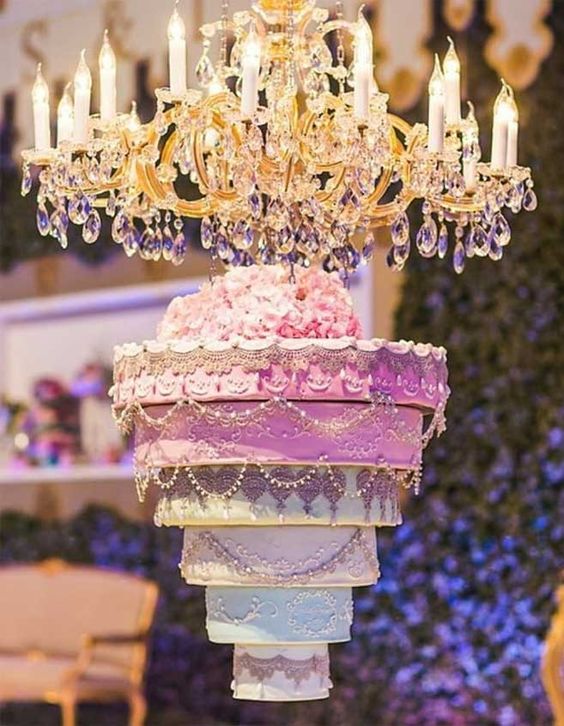 In questa foto una torta di matrimonio appesa, che scende dal tetto come un lampadario