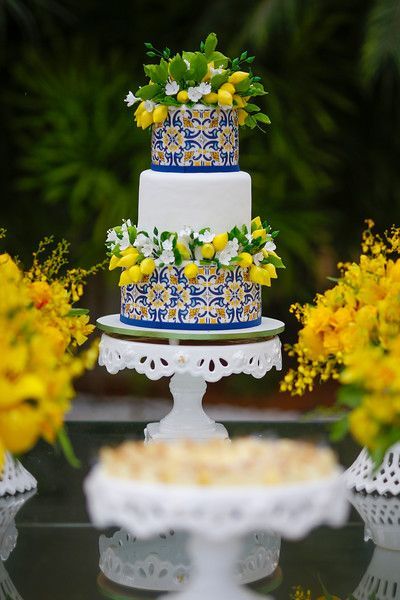 In questa foto una torta nuziale in stile sorrentino, con maioliche e limoni