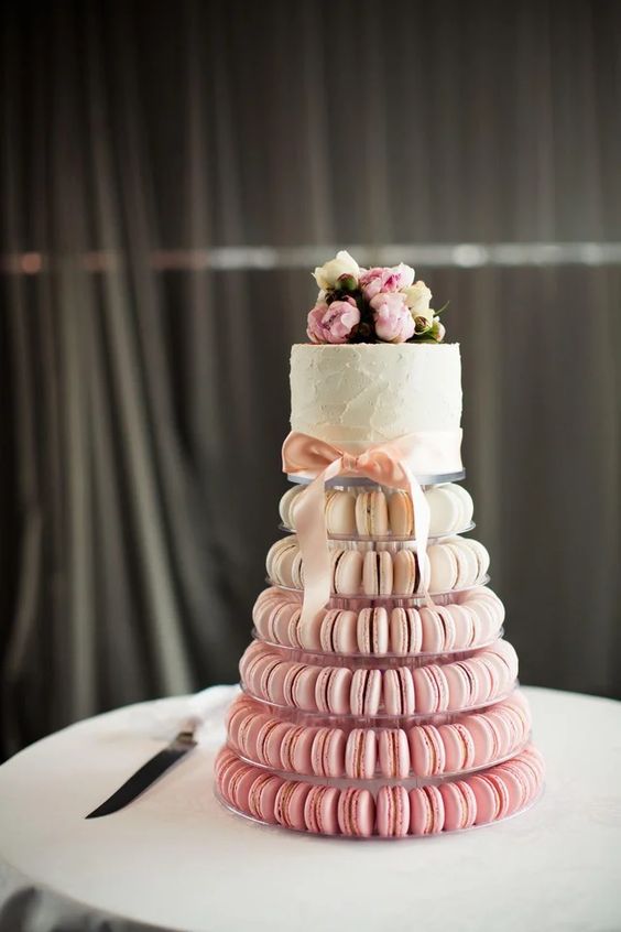 In questa foto una torta di matrimonio con piani realizzati con macarons 